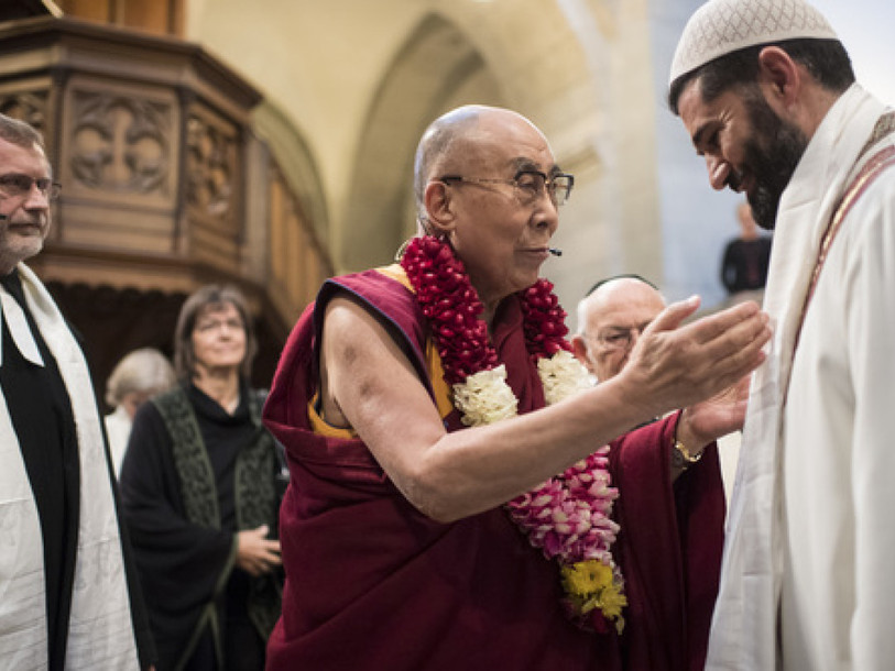 Le dalaï-lama accueilli dans une cathédrale pleine à Zurich