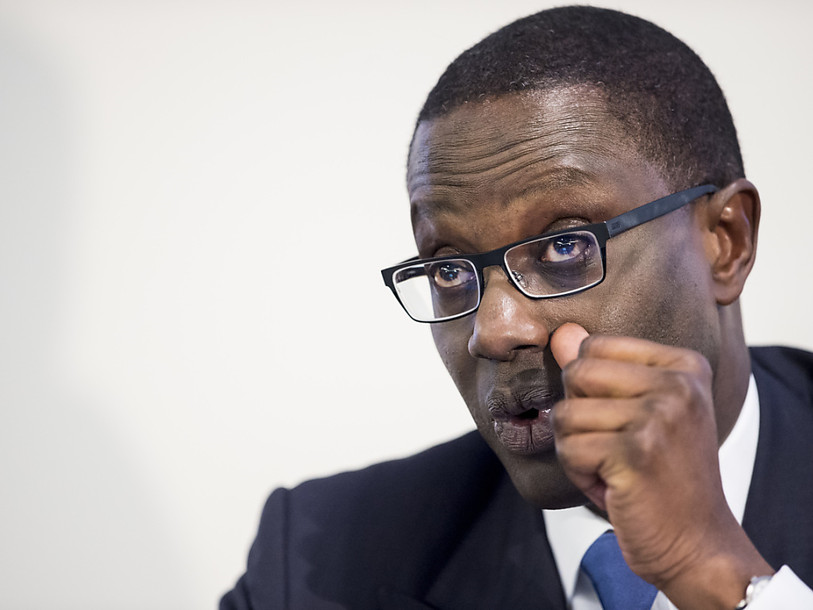 Credit Suisse, malgré un petit bénéfice, a dégringolé sur un an