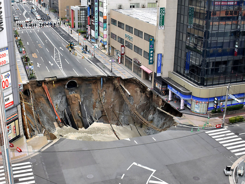 Un effondrement de terrain avale une artère de Fukuoka, au Japon