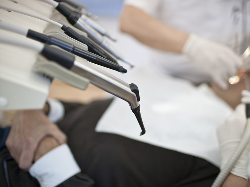 Maintien en détention d'un faux dentiste