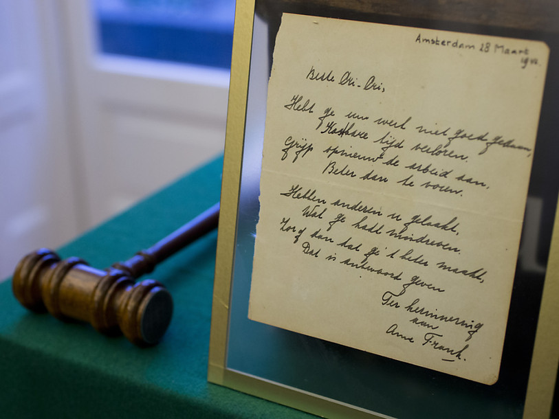 Un poème manuscrit d'Anne Frank vendu à 140'000 euros aux enchères