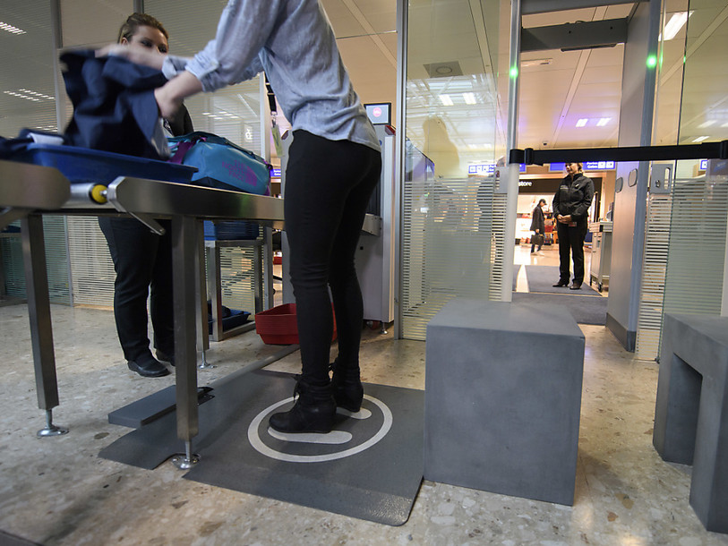 Genève Aéroport: un tapis pour détecter le métal des chaussures
