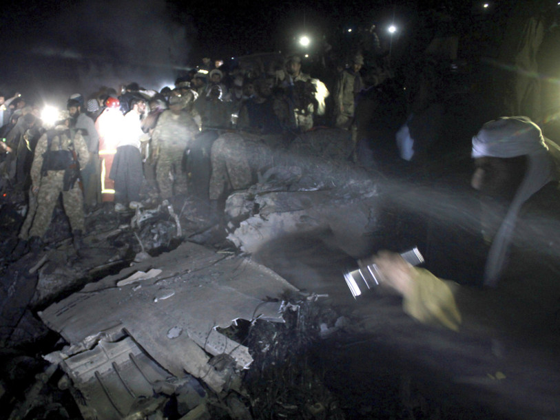 Crash au Pakistan: les corps des victimes en cours d'identification