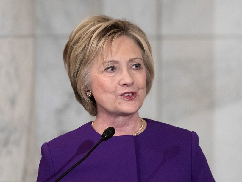 Hillary Clinton sort du bois contre les fausses informations