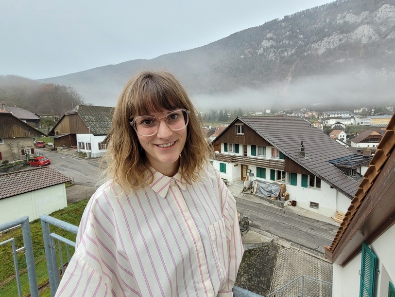 Le bâtiment qui devrait accueillir la future crèche se situe juste derrière Odile Darcey.