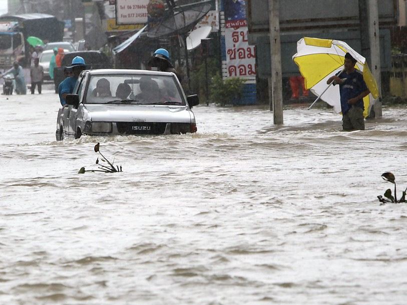 Le sud de la Thaïlande sous les eaux, 8 morts
