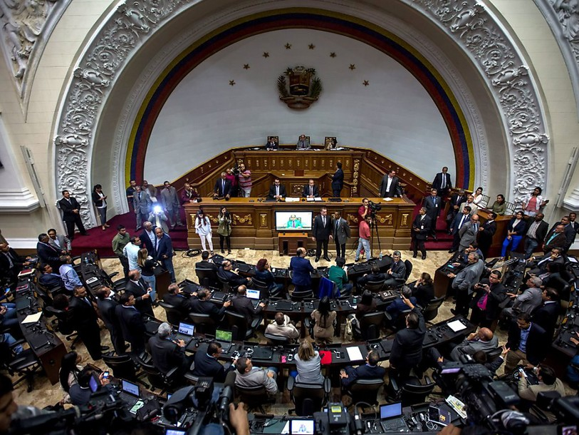 Un vote au Parlement condamne le président Maduro