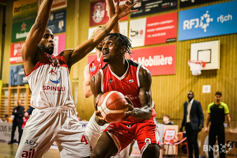 Malgré les 34 points de Martins Igbanu, le BC Boncourt a subi la loi du leader Massagno. (Photo : Stéphane Bée)