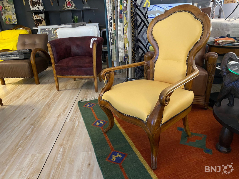 Ce fauteuil d'époque Restauration a été récupéré dans un piteux état. Vieux de 200 ans, il a retrouvé sa splendeur.