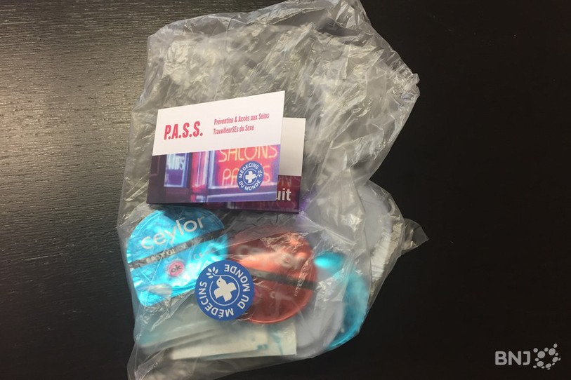 Le premier contact s'établit grâce à un sachet contenant, entre autres, des préservatifs.