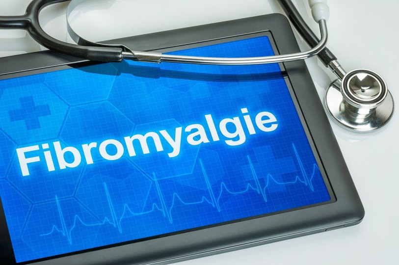 tablette avec un stéthoscope et le mot fibromyalgie