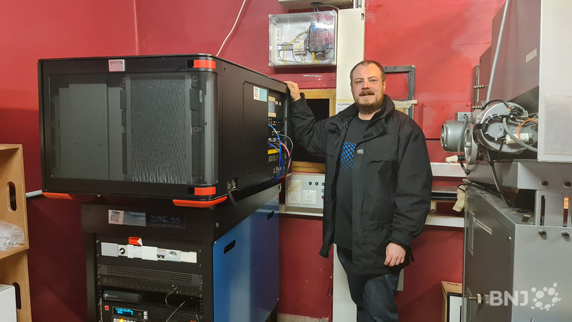 Karim Gehrig, technicien du Cinématographe, a dû revoir ses habitudes avec le nouveau projecteur laser.
