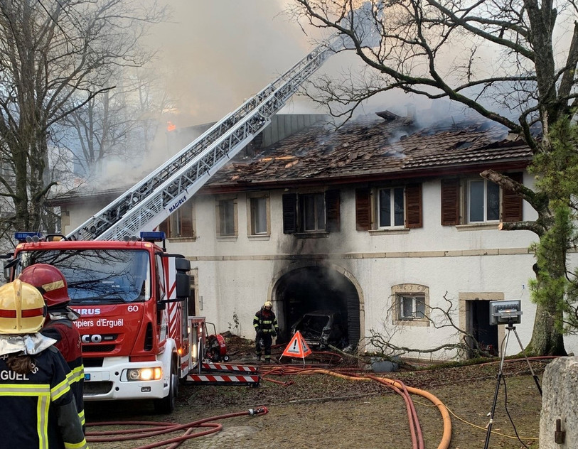 Un incendie s’est déclaré dans le garage d’une maison d’habitation dans la nuit de samedi à Villeret, le feu s’est alors propagé jusqu’au toit de l’édifice de quatre appartements (photo: police cantonale bernoise).