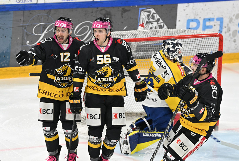 Le HC Ajoie vient de se détacher en inscrivant le 2-0 grâce Ueli Huber face à Davos (photo : Georges Henz).
