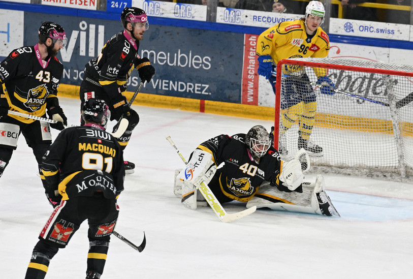 Le portier du HC Ajoie Damiano Ciaccio s'est fait l'auteur de 48 parades dans ce match alors que ses coéquipiers ont bloqué 26 tirs adverses (photo : Georges Henz).