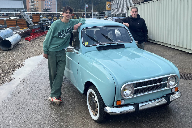 Noé Bregnard et Florian Cuttat sont prêts pour se lancer à l'aventure au volant de leur Renault 4L rénovée (photo: Noé Bregnard).