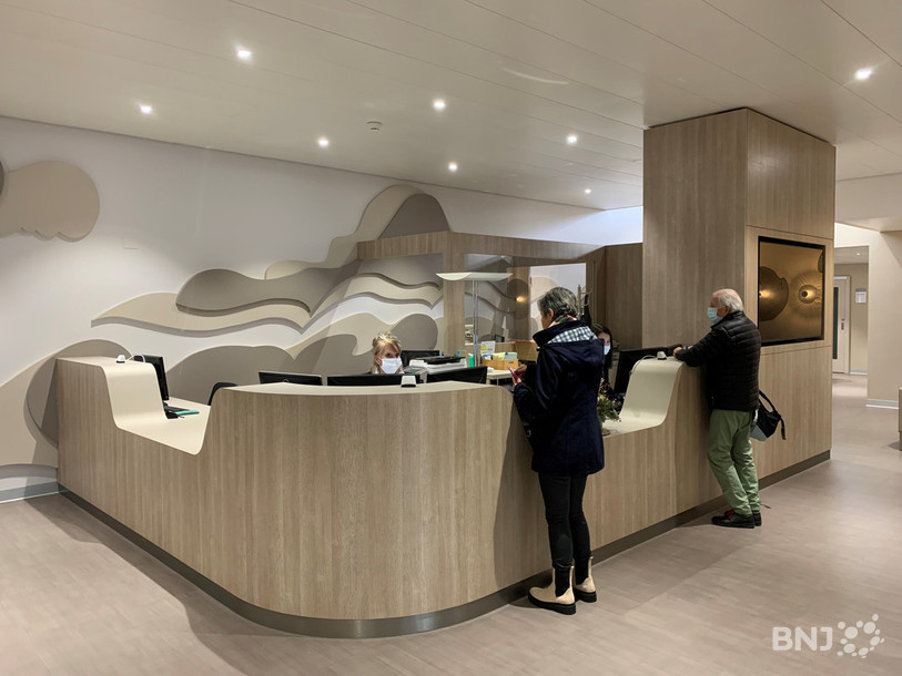La réception de l'hôpital de Moutier s'est elle aussi mise à la mode Swiss Medical Network.