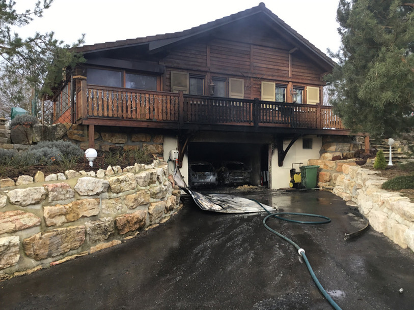 Le feu a pris dans le garage. Photo : Police cantonale jurassienne