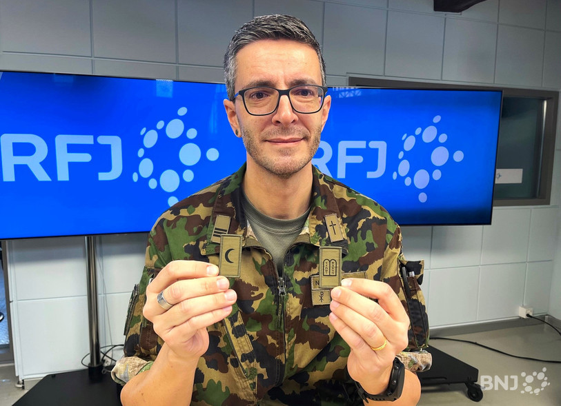 Remplaçant du chef de l'Aumônerie de l'armée, le Jurassien Noël Pedreira présente ici les deux nouvelles insignes vestimentaires intégrées au service: le croissant islamique pour les musulmans et les Tables de la Loi pour les juifs. Les aumôniers chrétiens continueront de porter la croix.
