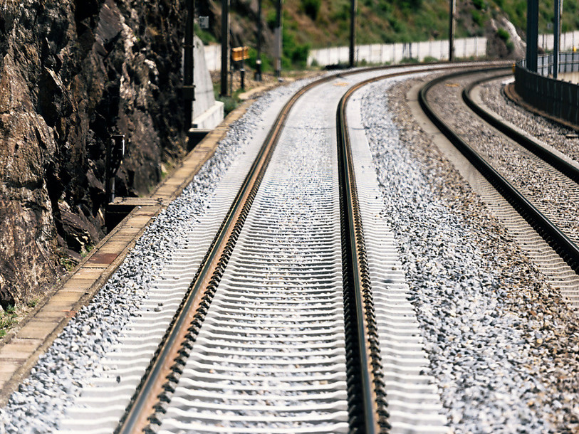Dix kilomètres de voie ferrée permettent de poser 5000 panneaux photovoltaïques. (Photo : Keystone/Christian Beutler)