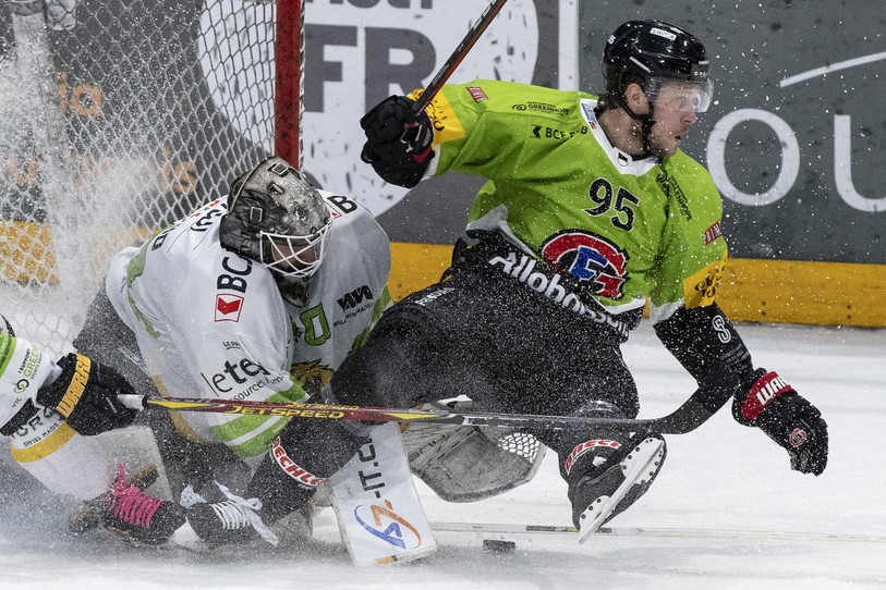 Jacob de La Rose sème la zizanie devant Damiano Ciaccio (photo : Keystone, Peter Schneider).