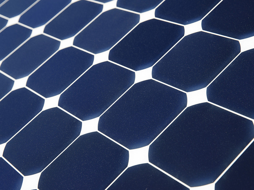 Le canton envisage de poser des panneaux solaires sur les infrastructures routières. (Photo : KEYSTONE/VALENTIN FLAURAUD).