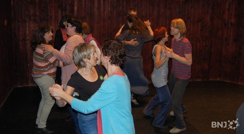 Initiation avant un bal folk lors de la Fête de la danse à La Chaux-de-Fonds.