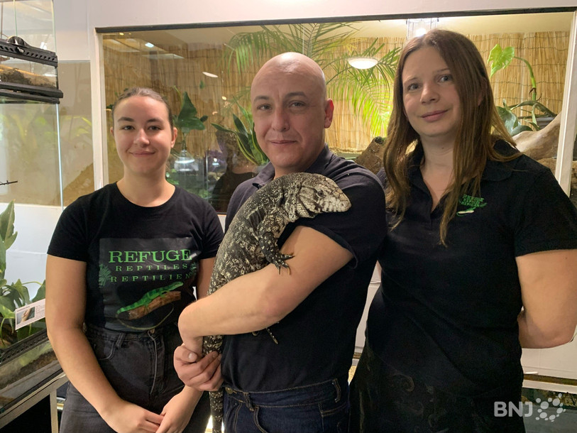 Carlos Rodriguez, le directeur du refuge et Hexe, un tégu géant d’Argentine, entourés de Lena Perroud (bénévole) et Sandrine Rodriguez (gardienne d’animaux).