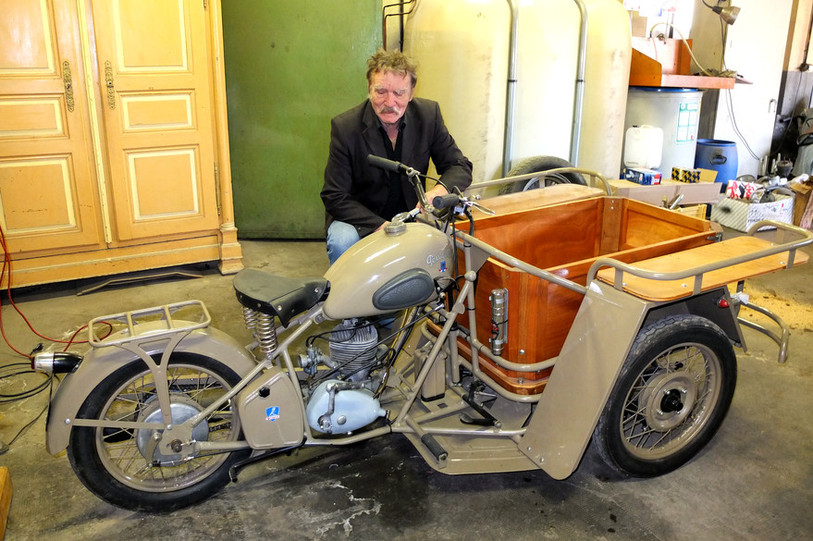 Gaby Caillet et son triporteur année 30