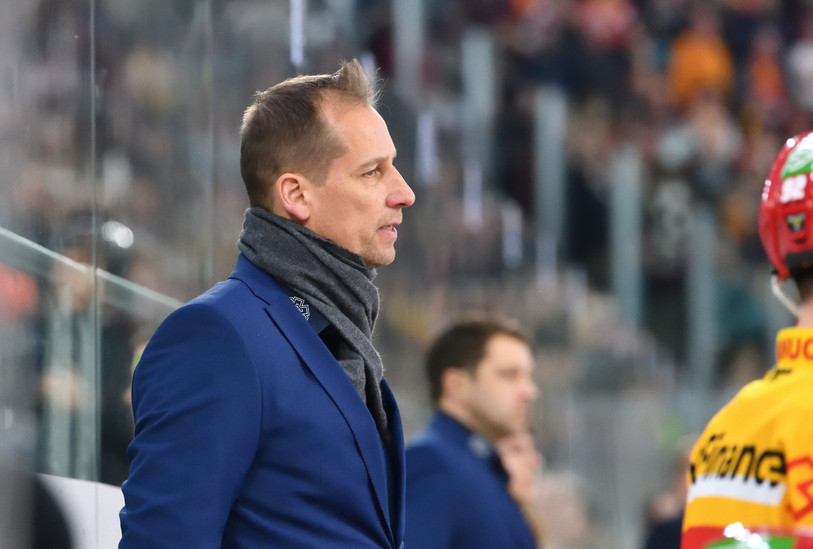 Antti Törmänen sur le banc du HC Bienne (photo : Georges Henz).