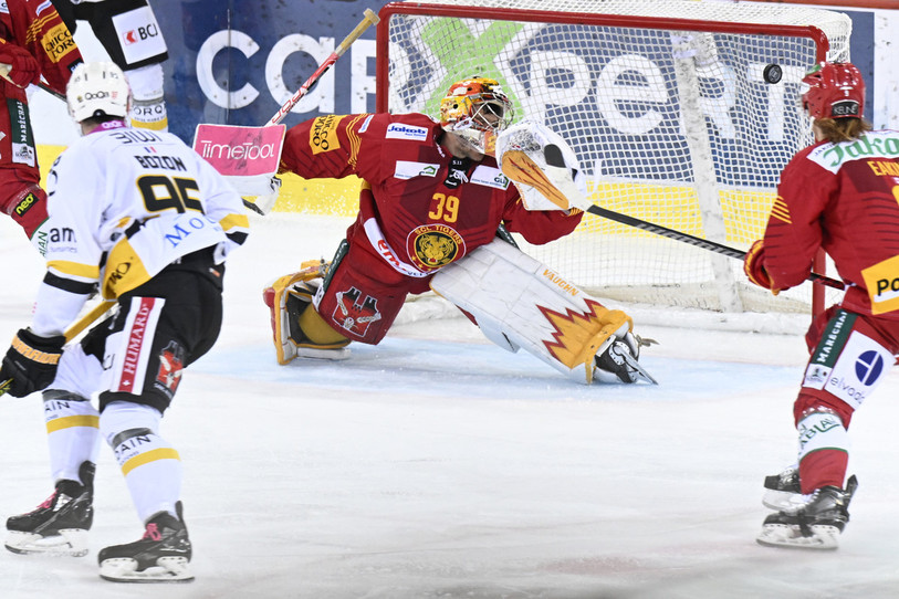 Le puck finira dans la lucarne du gardien de Langnau Luca Boltsauser. Jonathan Hazen vient de réduire l’écart (photo : KEYSTONE/Marcel Bieri).