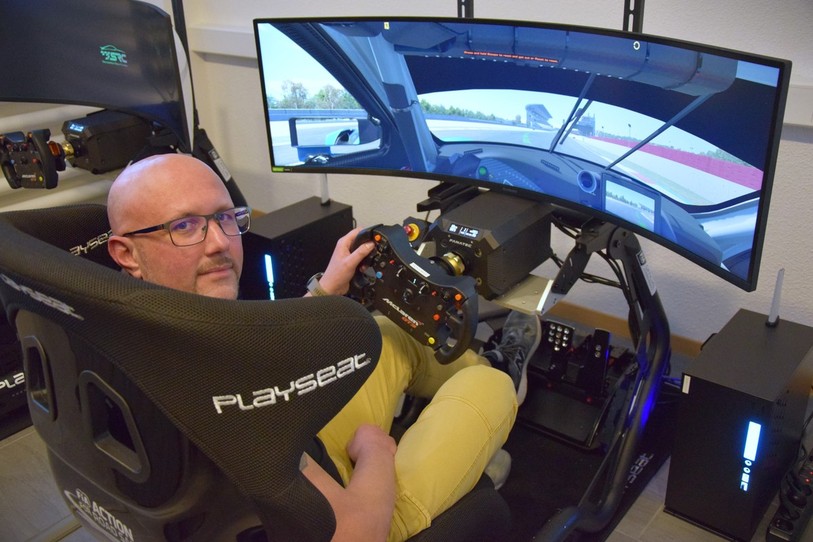 Le Neuvevillois Ludovic Elber lance son simulateur automobile à Marin.