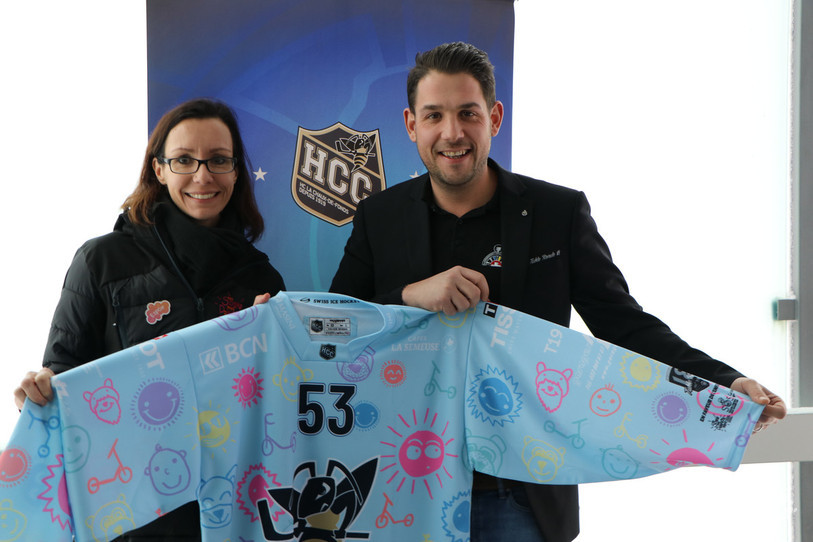 Le maillot inédit qui sera porté samedi présenté par Florianne Weiss de l'association Des Soleils pour Princesse Mimi et Loan Sterchi de la Table Ronde 18. 