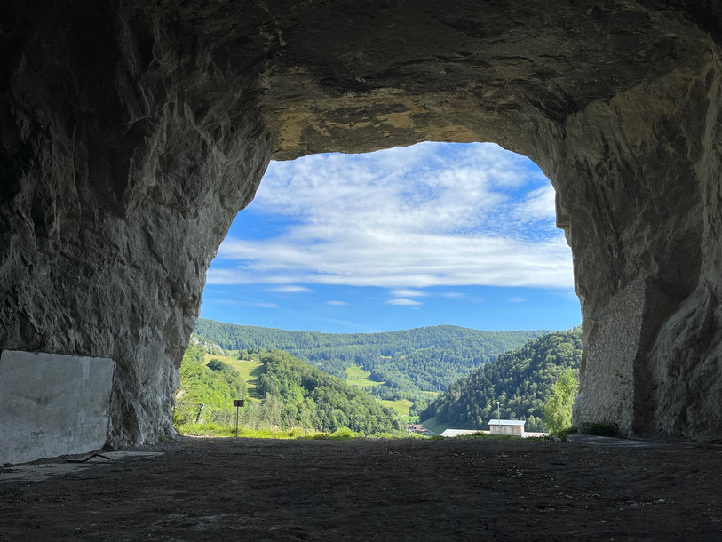 Vue depuis l'intérieur des fours à chaux de St-Ursanne. Photo: Gauthier Corbat