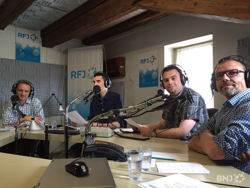 De gauche à droite : Romain Schaer, président de l'UDC Jura, Alexandre Rossé et Raphaël Chalvertat, journalistes, Michaël Pfeiffer, juriste à l'Organisation suisse d'aide aux réfugiés.
