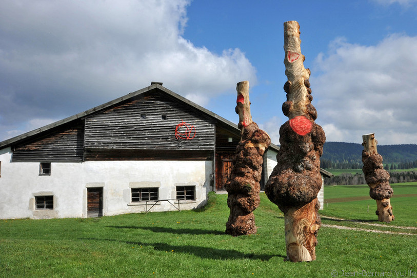 L'exposition Un lieu, des liens commence déjà devant la porte et sur la façade du Grand-Cachot-de-Vent. Photo : Jean-Bernard Vuille.