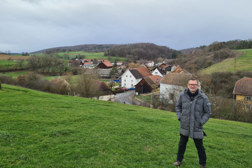 Jean-Christophe Fuhrer, maire de Beurnevésin, a choisi de se montrer sur le terrain d'un futur lotissement du village (photo : Jean-Christophe Fuhrer).