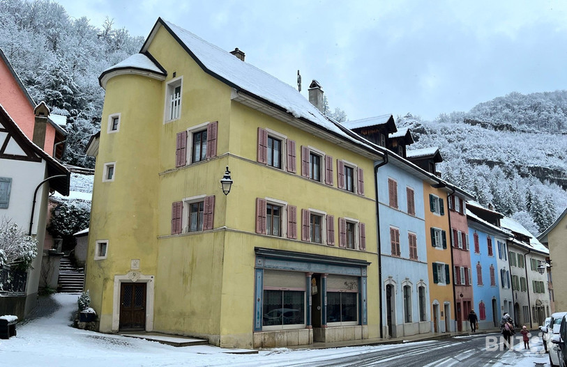 La sirène qui se trouve sur ce bâtiment jaune de St-Ursanne a soudainement retenti la nuit dernière, tirant les habitants, surpris, de leur lit.