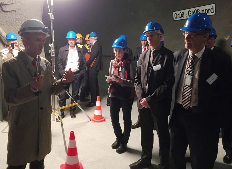 Le conseiller fédéral Guy Parmelin (à droite de l'image) aux côtés du ministre jurassien de l'Environnement, David Eray écoute attentivement les explications d'un guide.