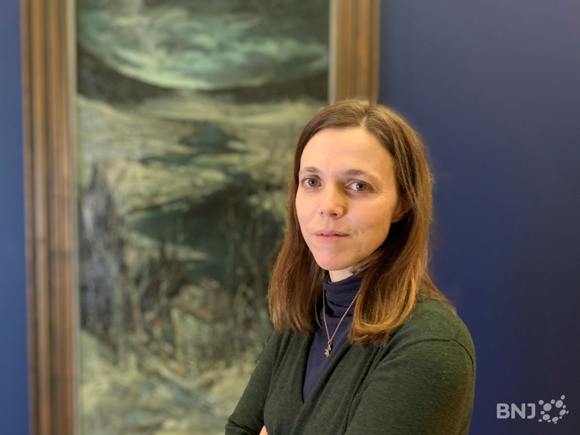 Federica Chiocchetti, la nouvelle directrice du musée des Beaux-arts du Locle, devant une toile de Lermite, Le Doubs en hiver. 