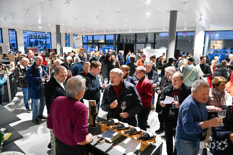 Changement de scène pour la dégustation du Non Filtré à Neuchâtel. Une nouvelle localisation pour gagner en espace. (photo : Bertrand Pfaff)