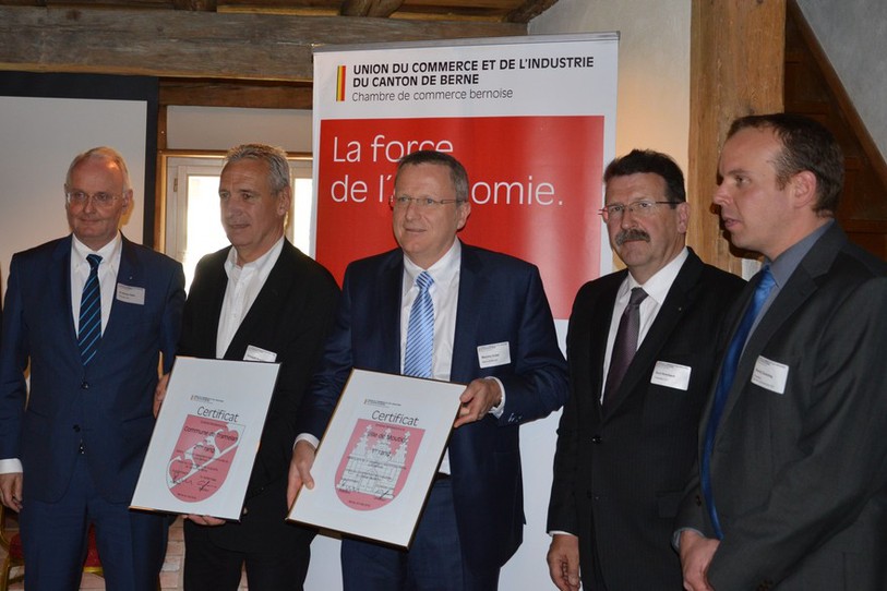 L'UCI a remis vendredi ses certificats à Philippe Augsburger, maire de Tramelan (à g.), et à Maxime Zuber, maire de Moutier (à dr.). Les autorités de St-Imier n'ont pas pu être présentes pour recevoir leur prix et se sont excusées. (photo ldd)