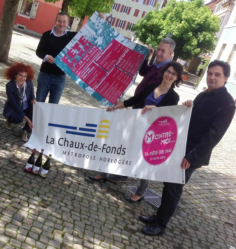 De gauche à droite : Brigitte Leitenberg (comité de la fête), Cyril Tissot, (programmateur de la scène musicale), Jean-Michel de Montmollin (vigneron-encaveur des vins de la ville), Ana Sarrias et Pascal Bühler (comité de la fête).
