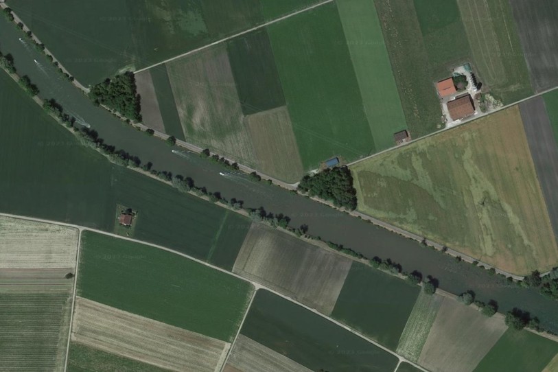 La route où a eu lieu l'accident longe le canal de la Broye. (Photo : Google Earth)