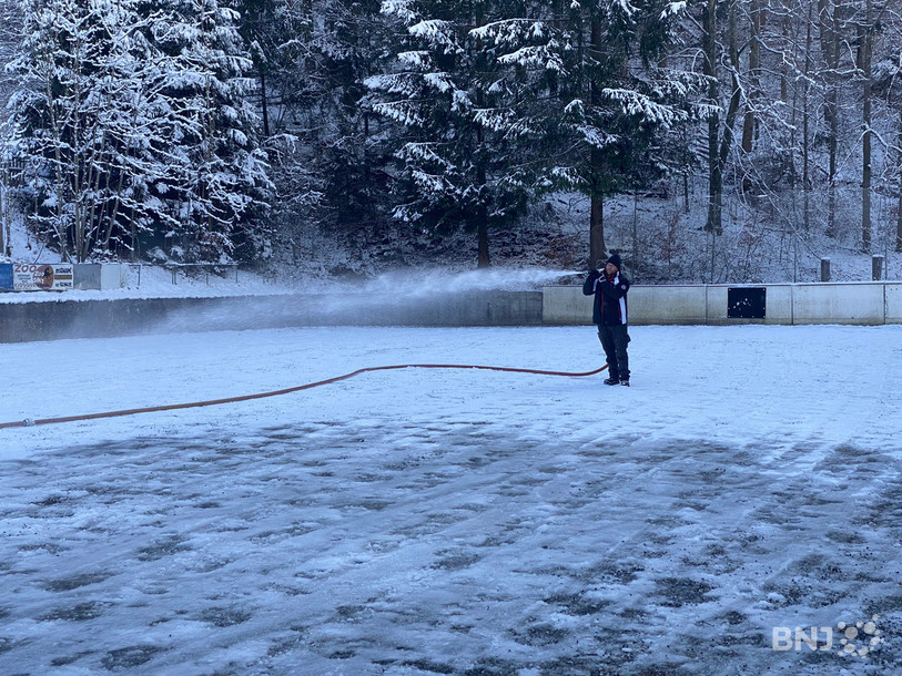 Ludovic Hirschy gicle la surface pour préparer la future patinoire de Sonceboz.