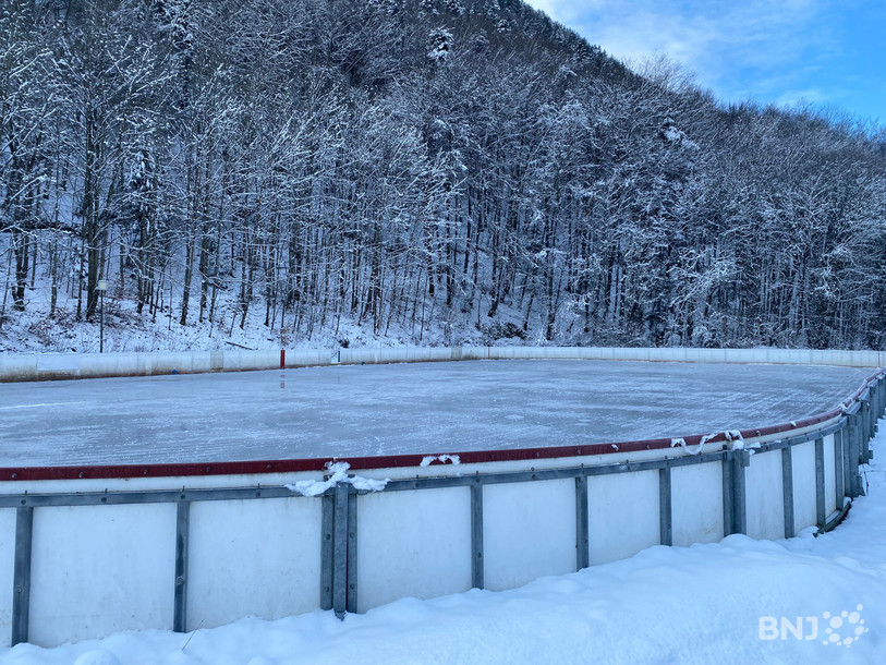 La patinoire naturelle de Péry a été passablement giclée pour pouvoir accueillir les patineurs ce week-end.