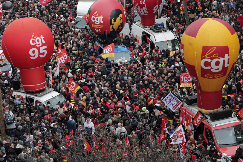 Plus d'un million de personnes sont descendues dans la rue, comme ici à Paris. (Photo : AP Photo/Lewis Joly). 
