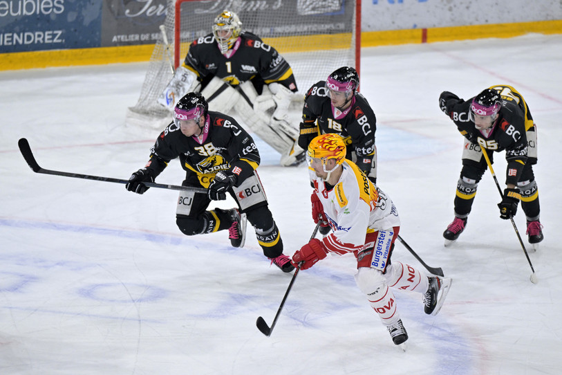 Roman Cervenka entouré par trois Ajoulots... le Tchèque a étalé son talent à Porrentruy (photo : Keystone/Georgios Kefalas).