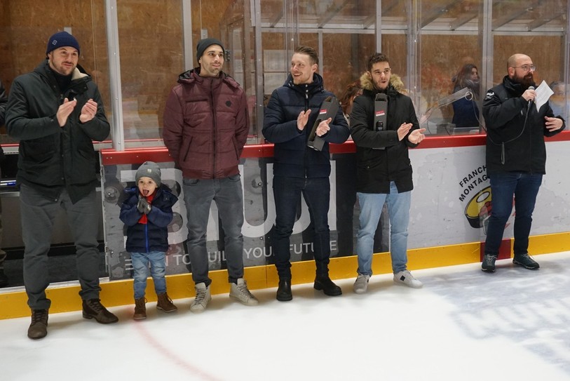 Michaël Röthenmund, Thomas Hentzi, Florian Kolly et David Erard ont été remerciés par le président du HC Franches-Montagnes Moïse Berberat. (Photo: HCFM) 