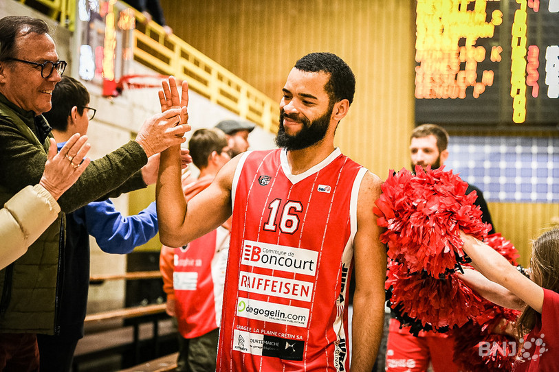 Marlon Kessler, homme du match et auteur de 16 points, a savouré avec le public (photo : Stéphane Bée).